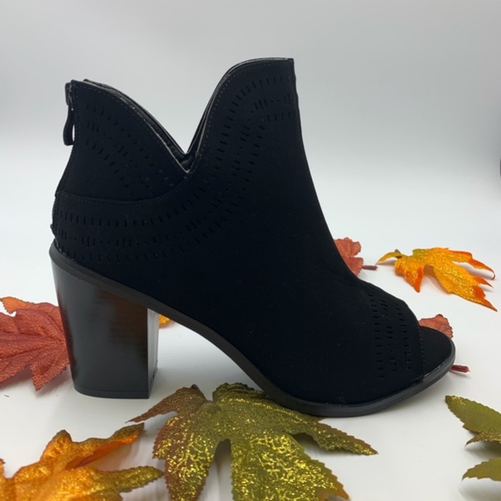 Laser Detailed Chunky Heel Peep Toe Booties - Picture 6 of 8